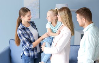 parents en train de discuter avec une assistante maternelle
