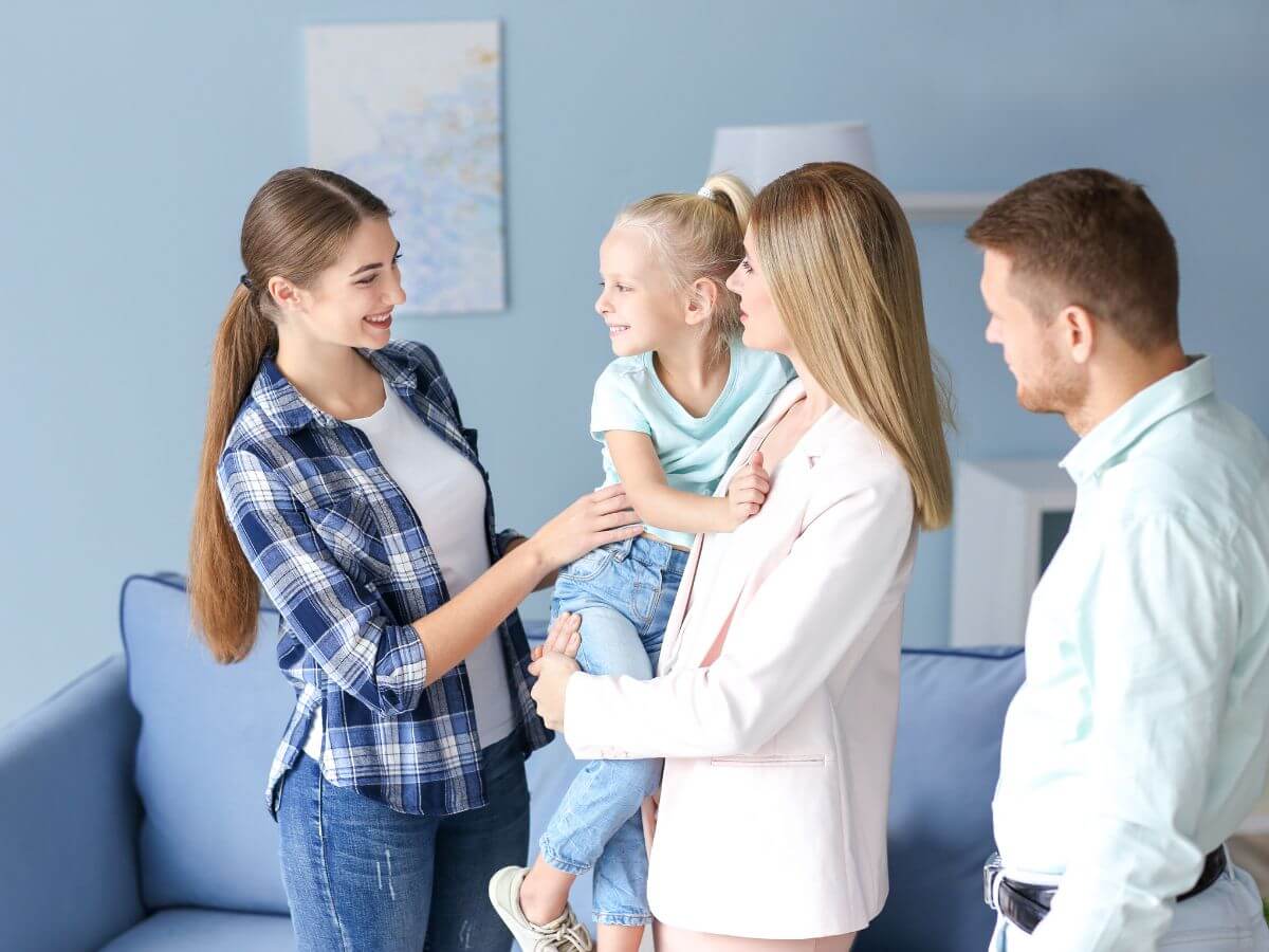 parents en train de discuter avec une assistante maternelle