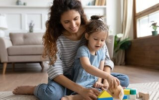assistante maternelle qui joue avec une enfant